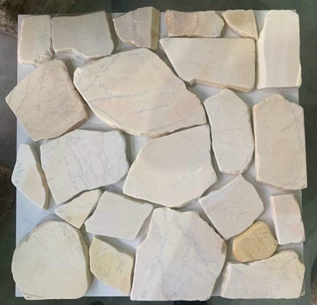 Đá rối vàng quay cạnh